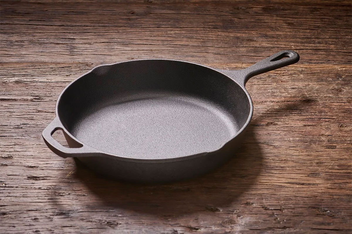 Skillet gietijzeren koekenpan- 25 cm op tafel