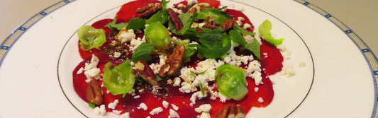 Carpaccio van rode biet met feta, spruitjesblaadjes, pecannoten en munt