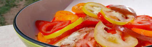 Oma’s tomatensalade met zoetzure dressing
