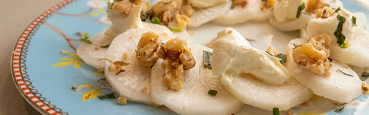 Rammenassalade met crème fraîche en walnoten