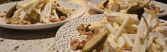 Salade van rammenas, appel en kappertjesbloemen