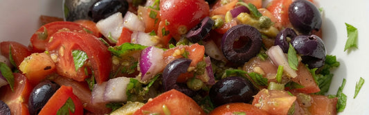 Tomatensalade met kappertjes en zwarte olijven