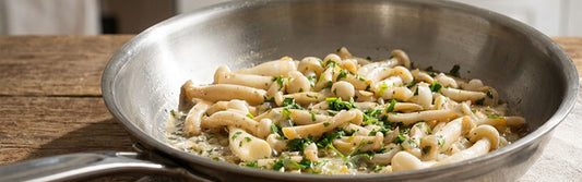 Witte beukenzwam met boter en peterselie