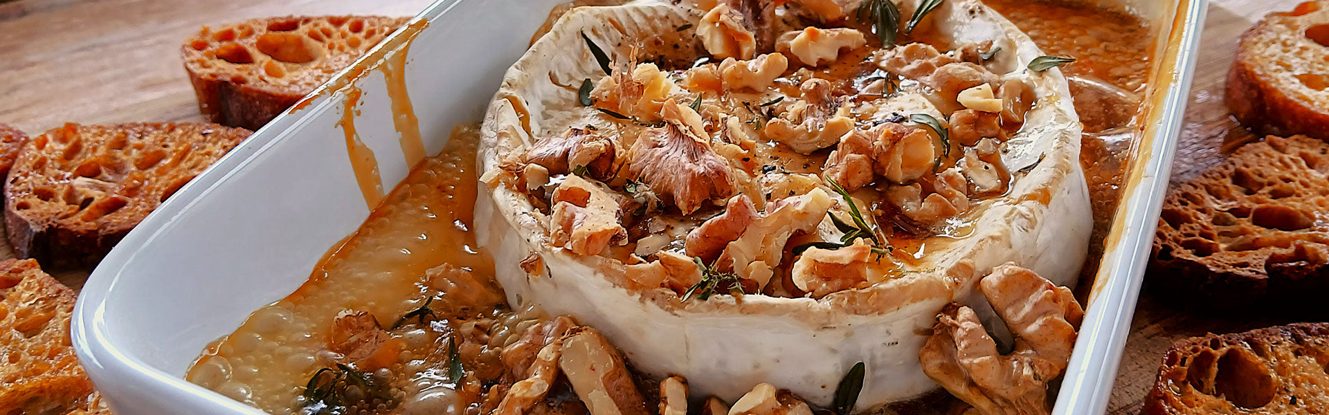 Camembert met honing, tijm en noten