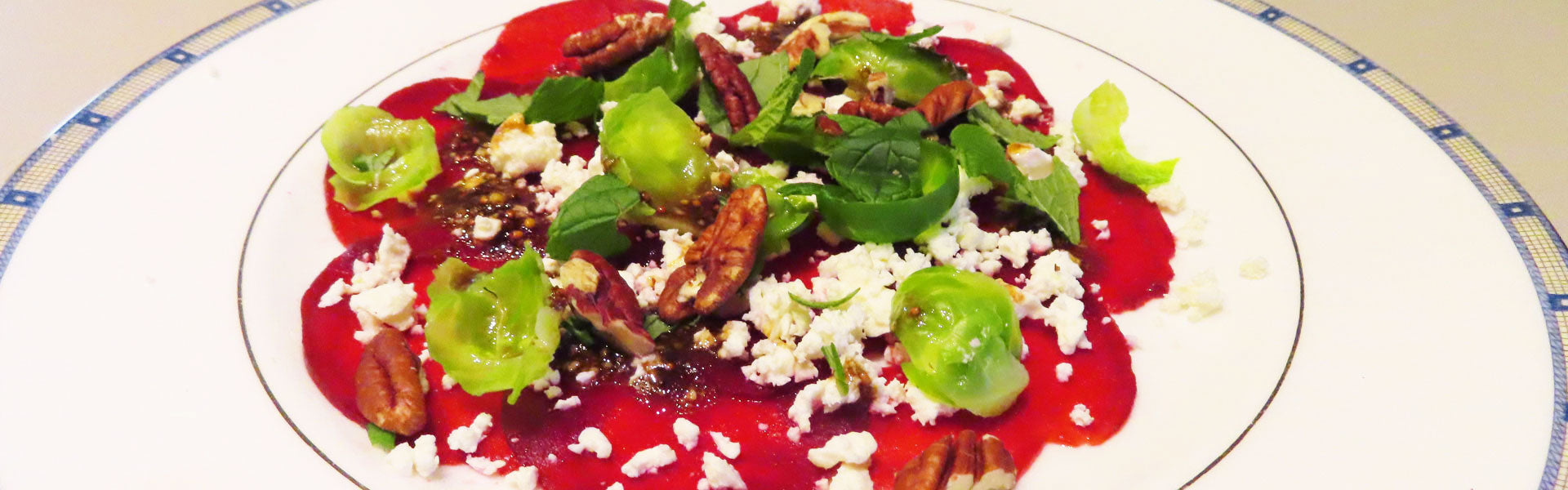 Carpaccio van rode biet met feta, spruitjesblaadjes