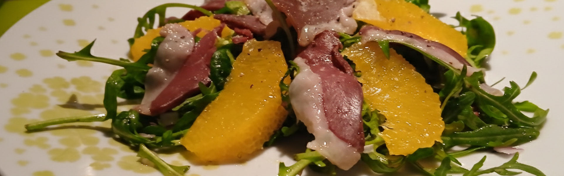 Salade met gerookte eendenborst, sinaasappel en walnoten