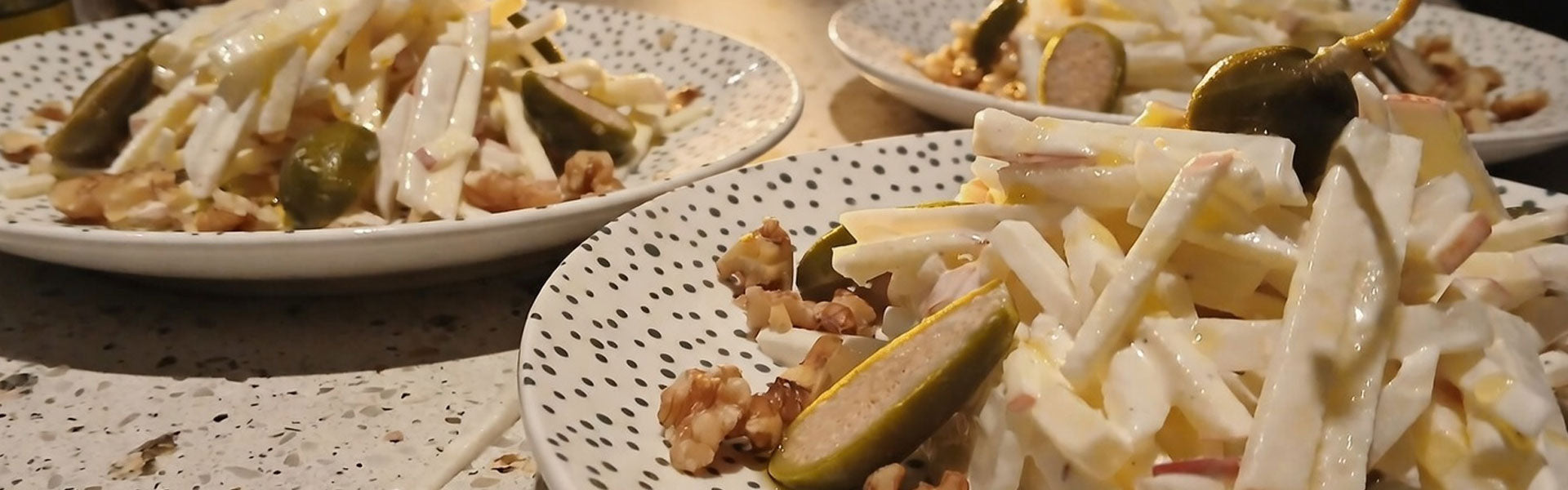 Salade van rammenas, appel en kappertjesbloemen