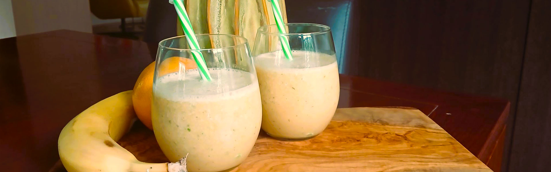 Smoothie met banaan, sinaasappel en munt